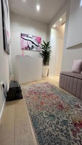 un soggiorno con divano e tappeto di SAN LORENZO Luxury Boutique a Mantova