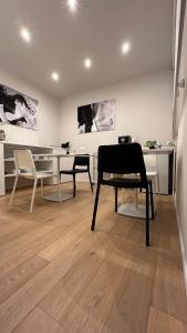 salon ze stołem i krzesłem w obiekcie SAN LORENZO Luxury Boutique w mieście Mantova