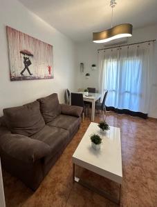 salon z kanapą i stołem w obiekcie COSTASOL CORDOBA - Apartamento moderno - céntrico w Kordobie