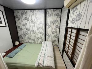 Postel nebo postele na pokoji v ubytování Lucky Hotel