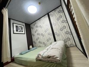 Postel nebo postele na pokoji v ubytování Lucky Hotel