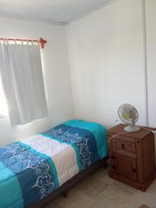 En eller flere senge i et værelse på Apartamento amueblado en Carmelo con aire acondicionado