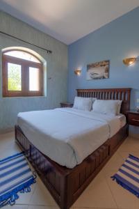 洪加達的住宿－El Gouna Rihana House sea view，卧室内的一张大床,设有窗户
