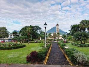 Zahrada ubytování La Fortuna Lodge by Treebu Hotels