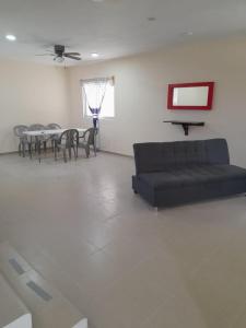 uma sala de estar com um sofá e uma mesa em Casa SOL em Cobos