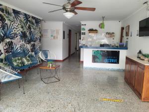 Costana - Hostal في كارتاهينا دي اندياس: غرفة معيشة مع أريكة ومدفأة