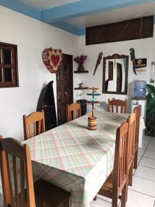 ein Esszimmer mit einem Tisch und Stühlen in der Unterkunft Hotel Vilasboas in Parintins