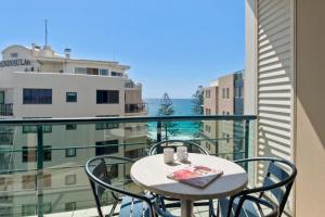 Svalir eða verönd á Top Floor Beachside Apartment in the Heart of Mooloolaba