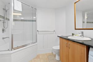 Baðherbergi á Top Floor Beachside Apartment in the Heart of Mooloolaba