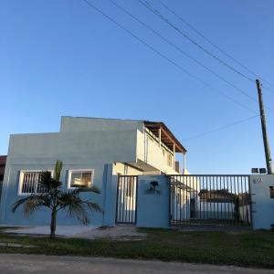 里奧格蘭德的住宿－Pousada Patriarca Silva，前面有栅栏的白色房子
