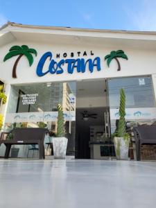 ein Restaurant mit einem Schild, das die Hotelkostanza liest in der Unterkunft Costana - Hostal in Cartagena de Indias