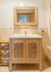 uma casa de banho com um lavatório e um espelho em Apartamento Montañes Castiello de Jaca em Castiello de Jaca