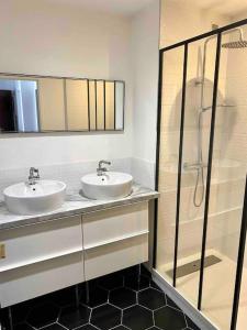 a bathroom with two sinks and a shower at LA PERLE DU THIOU - Charmant T3 au Centre d'Annecy avec Parking Privé in Annecy