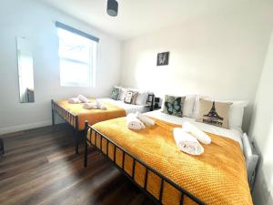 伍爾弗漢普頓的住宿－Apartment - City Centre WV1，带窗户的客房内设有两张单人床。