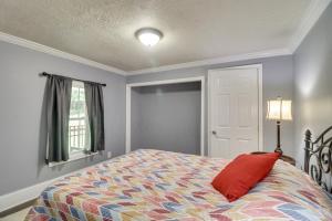 Un dormitorio con una cama con una almohada roja. en Cozy Virginia Escape with Deck, Grill and Fire Pit!, en Luray