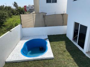 una ciotola blu seduta sul lato di un edificio di Casa LUNA a Cobos