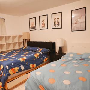 1 dormitorio con 2 camas y cuadros en la pared en Brooklyn Gem, 3-Bed Retreat , Relocation & Business Stay - Zen Living Short Term Rental, en Brooklyn