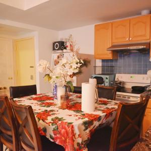 een keuken met een tafel met een bloemetjesdoek bij Brooklyn Gem, 3-Bed Retreat , Relocation & Business Stay - Zen Living Short Term Rental in Brooklyn