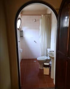 y baño con aseo y lavamanos. en Recidencia El Hogar, en Cochabamba