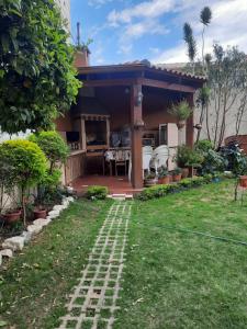 a house with a brick walkway in the yard at Recidencia El Hogar in Cochabamba
