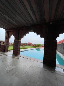 - Vistas a la piscina desde un edificio en Pukhraj Garh- A Heritage Homestay, en Jodhpur