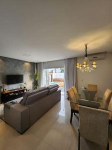 sala de estar amplia con sofá y sillas en Casa Sunstay Garden com piscina en Bombinhas