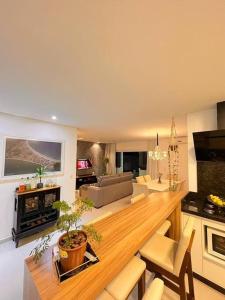 ein Wohnzimmer mit Sofa und Tisch in der Unterkunft Casa Sunstay Garden com piscina in Bombinhas