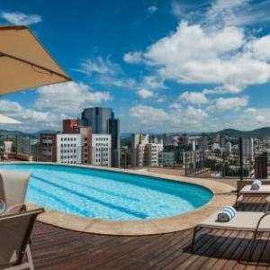 uma grande piscina no topo de um edifício em Hotel & Residência Alphaville em Barueri