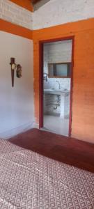 una habitación con una puerta con una mesa. en Villa Ines, en Playa Verde