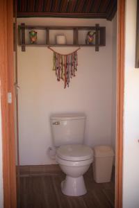 een badkamer met een toilet in een kamer bij Sky Dome Peru in Cuzco
