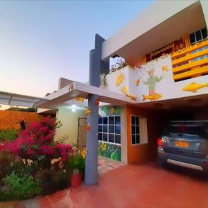 ein Haus mit einem Gemälde auf der Seite in der Unterkunft Casa Turística Realismo Mágico in Aracataca