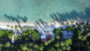 una vista aerea di un resort sulla spiaggia di Redang Campstay a Redang Island