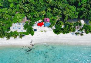 eine Luftansicht eines Resorts am Strand in der Unterkunft Redang Campstay in Pulai Redang