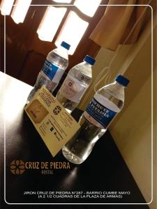 duas garrafas de água estão sentadas numa mesa em Hostal Turismo Cruz de Piedra EIRL-Cajamarca em Cajamarca