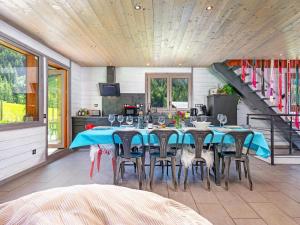 een eetkamer met een tafel met stoelen en een trap bij Chalet in Moulin with Sauna & Stunning Views in Peisey-Nancroix