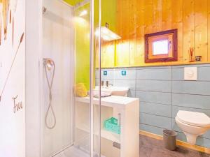 een badkamer met douche, toilet en wastafel bij Chalet in Moulin with Sauna & Stunning Views in Peisey-Nancroix +18 foto's