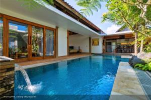 uma piscina numa villa com uma casa em Jixiang Hotel Ubud em Ubud