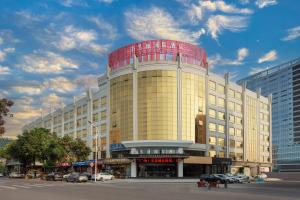 een groot gebouw met een rode koepel erop bij Feili International Hotel in Guangzhou