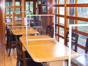 2 mesas y sillas en una habitación con ventanas en Minamitsuru-gun - Hotel / Vacation STAY 45545 en Yamanakako