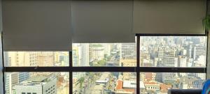 d'une grande fenêtre avec vue sur la ville. dans l'établissement Ateliê Mirante do Vale Skyline 3902, à São Paulo