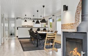 cocina y comedor con chimenea en Lovely Home In Glesborg With Indoor Swimming Pool, en Bønnerup