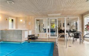 BønnerupにあるAwesome Home In Glesborg With Sauna, Wifi And Indoor Swimming Poolのスイミングプール付きの家の中にあるスイミングプール