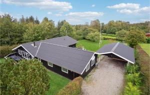 una vista aérea de una casa con paneles solares. en Lovely Home In Glesborg With Indoor Swimming Pool en Bønnerup
