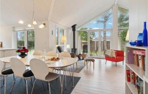 cocina y sala de estar con mesa y sillas en Lovely Home In Slagelse With Kitchen, en Slagelse