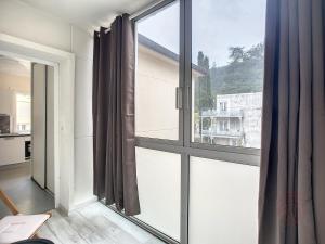 Posteľ alebo postele v izbe v ubytovaní Appartement F2 avec Véranda, Wifi et Animaux Acceptés Proche Thermes et Parc - Lamalou-les-Bains - FR-1-451-171