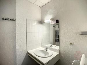 Kúpeľňa v ubytovaní Appartement F2 avec Véranda, Wifi et Animaux Acceptés Proche Thermes et Parc - Lamalou-les-Bains - FR-1-451-171