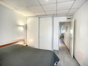 Posteľ alebo postele v izbe v ubytovaní Charmant F2 tout équipé, proche centre-ville et Thermes, avec Wifi, animaux acceptés - FR-1-451-173