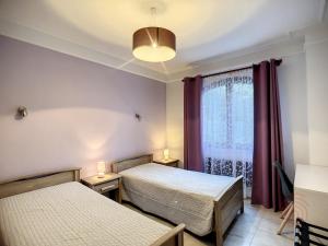 Posteľ alebo postele v izbe v ubytovaní Maison F4 avec terrasse, parking et animaux acceptés - FR-1-451-185