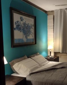 IRUPE/Casa completa /pileta/cercana al rio في Paganini: غرفة نوم بسرير مع صورة على الحائط