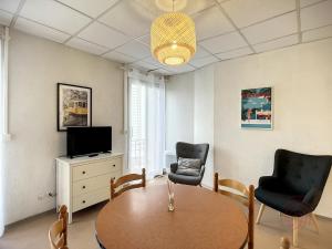 Televízia a/alebo spoločenská miestnosť v ubytovaní Appartement au cœur de Lamalou-les-Bains, proche thermes et centre-ville, avec balcons et Wifi. - FR-1-451-172